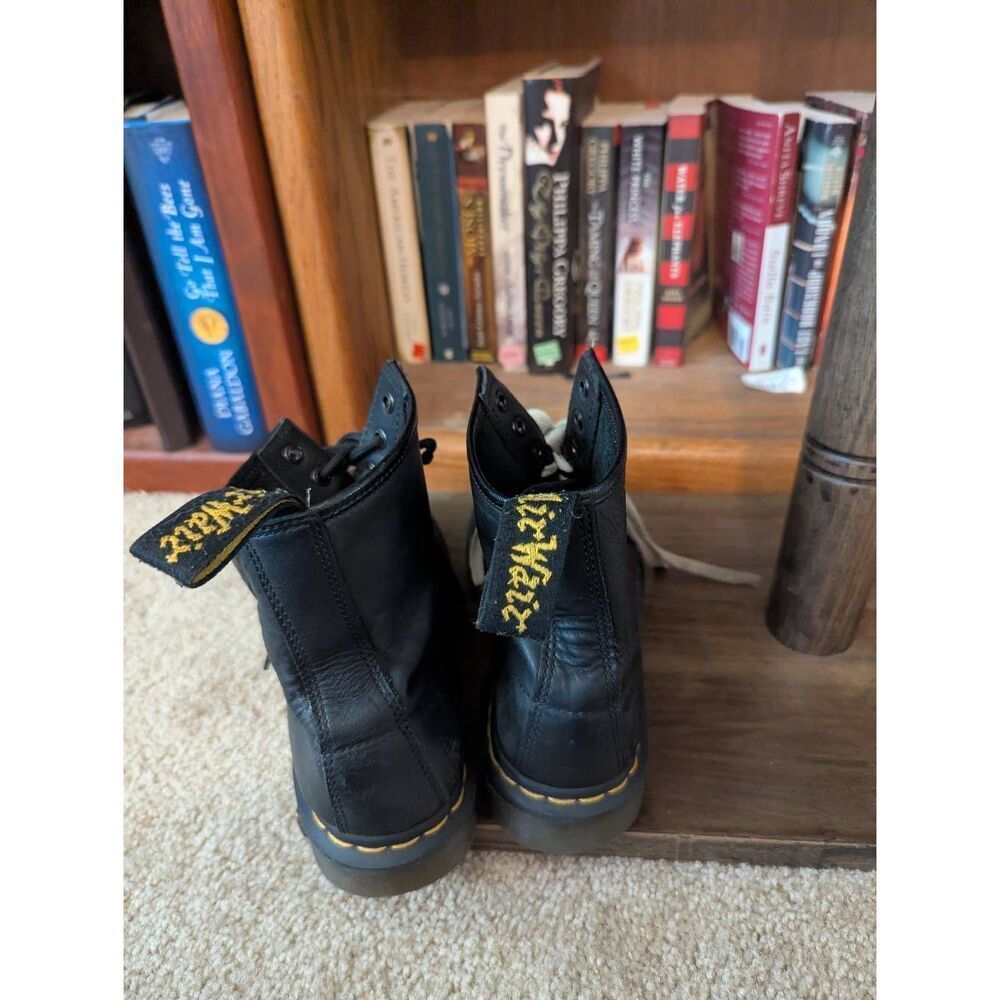 Dr Marten 1460 Smooth Black Leather 8 Eye Boots Size 7 US - Picture 3 of 6
